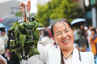 致敬偶像！加纳乔双响两次叉腰坐广告牌庆祝！